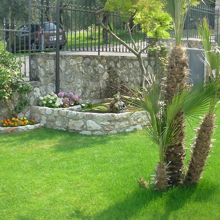 Villa Due Leoni - Residence Бренцоне-суль-Гарда Екстер'єр фото