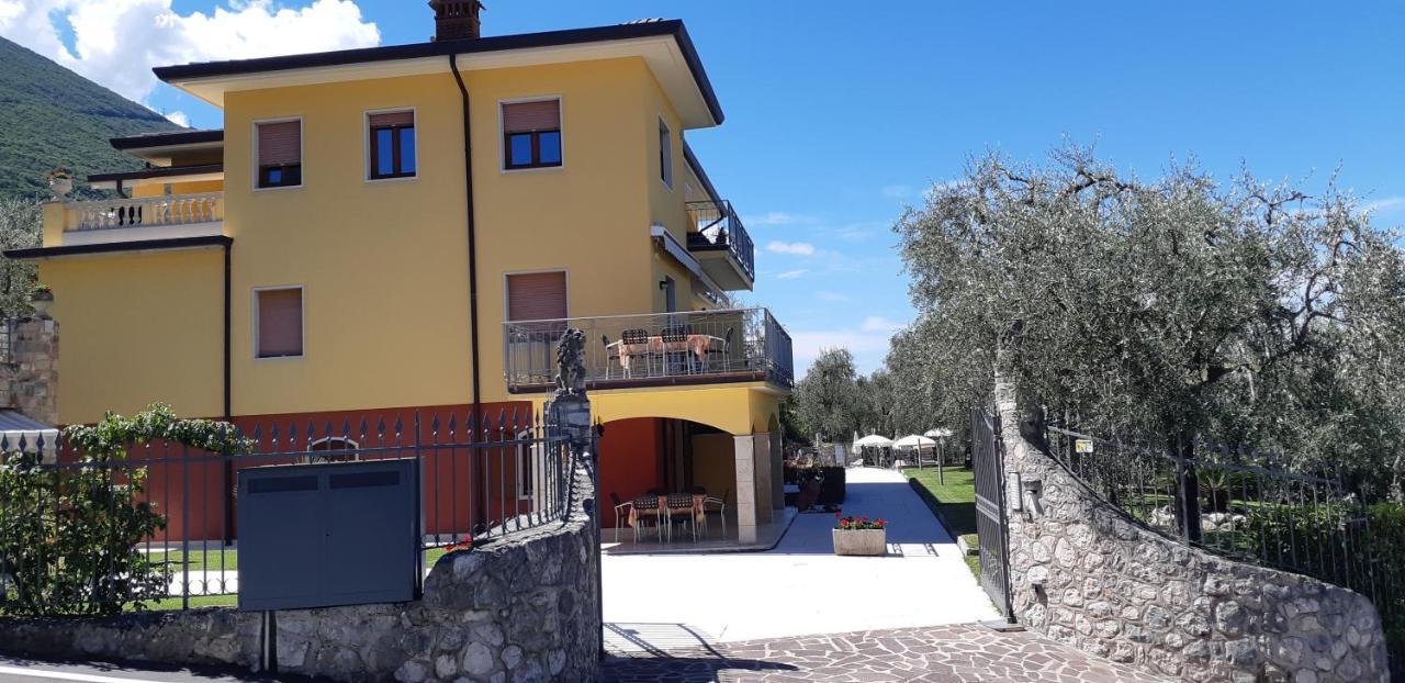 Villa Due Leoni - Residence Бренцоне-суль-Гарда Екстер'єр фото