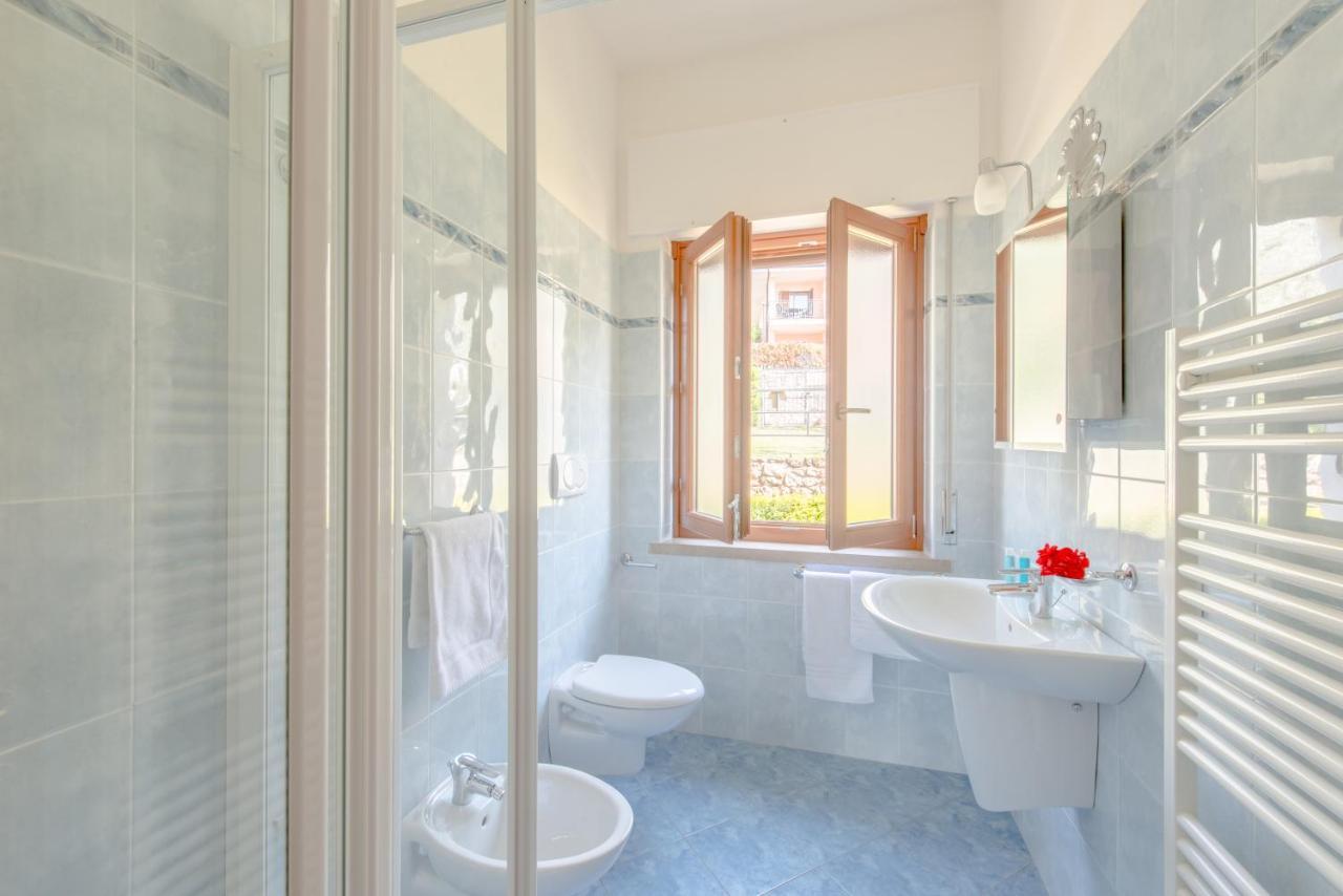 Villa Due Leoni - Residence Бренцоне-суль-Гарда Екстер'єр фото