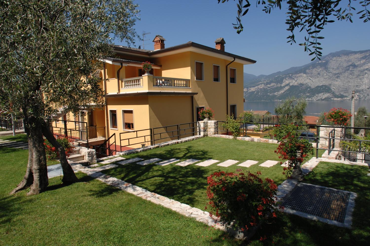 Villa Due Leoni - Residence Бренцоне-суль-Гарда Екстер'єр фото