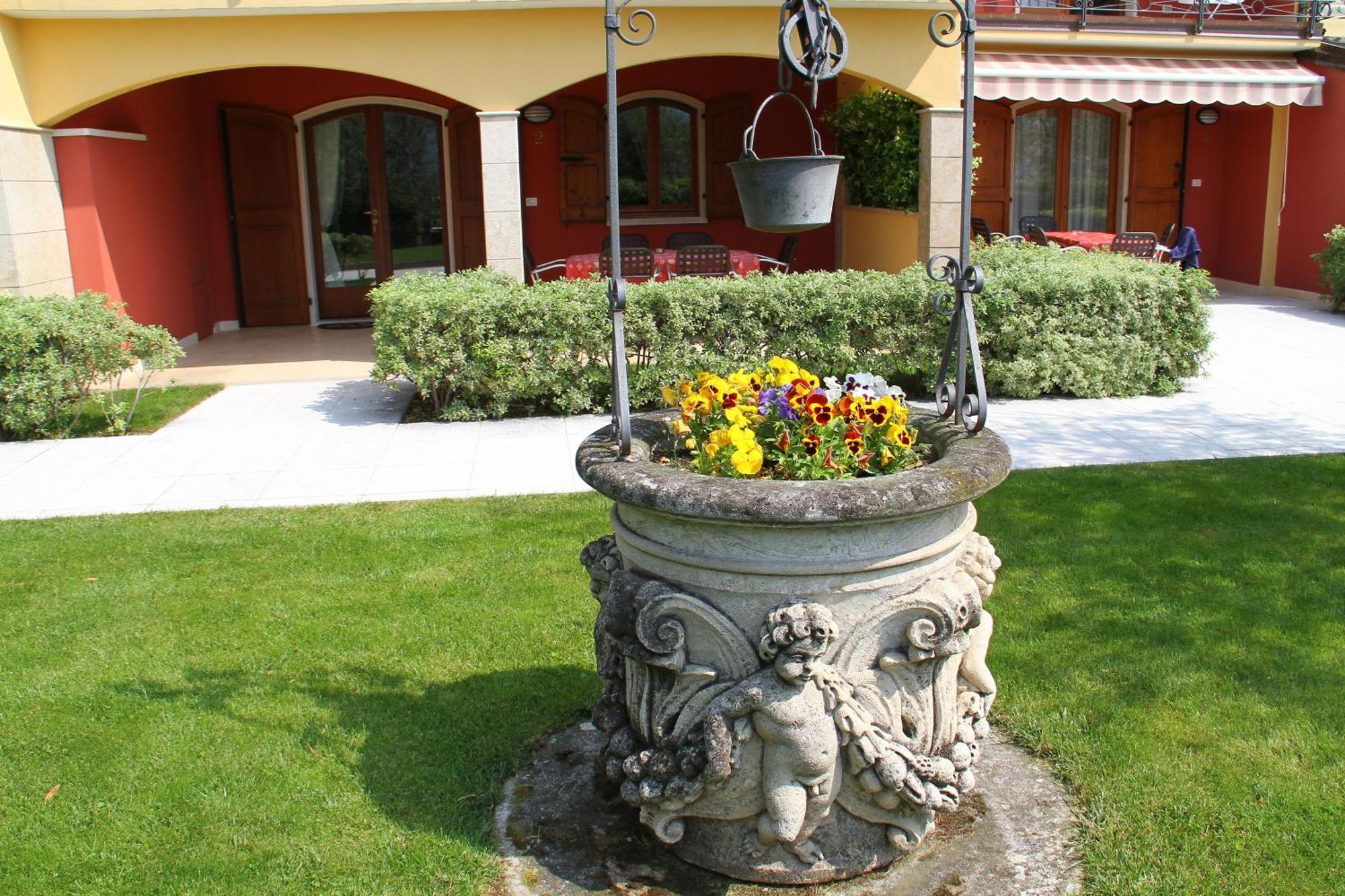 Villa Due Leoni - Residence Бренцоне-суль-Гарда Екстер'єр фото