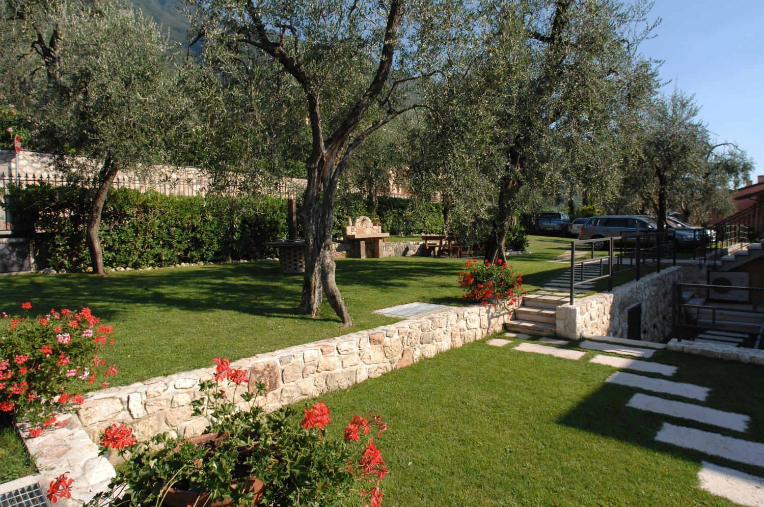 Villa Due Leoni - Residence Бренцоне-суль-Гарда Екстер'єр фото