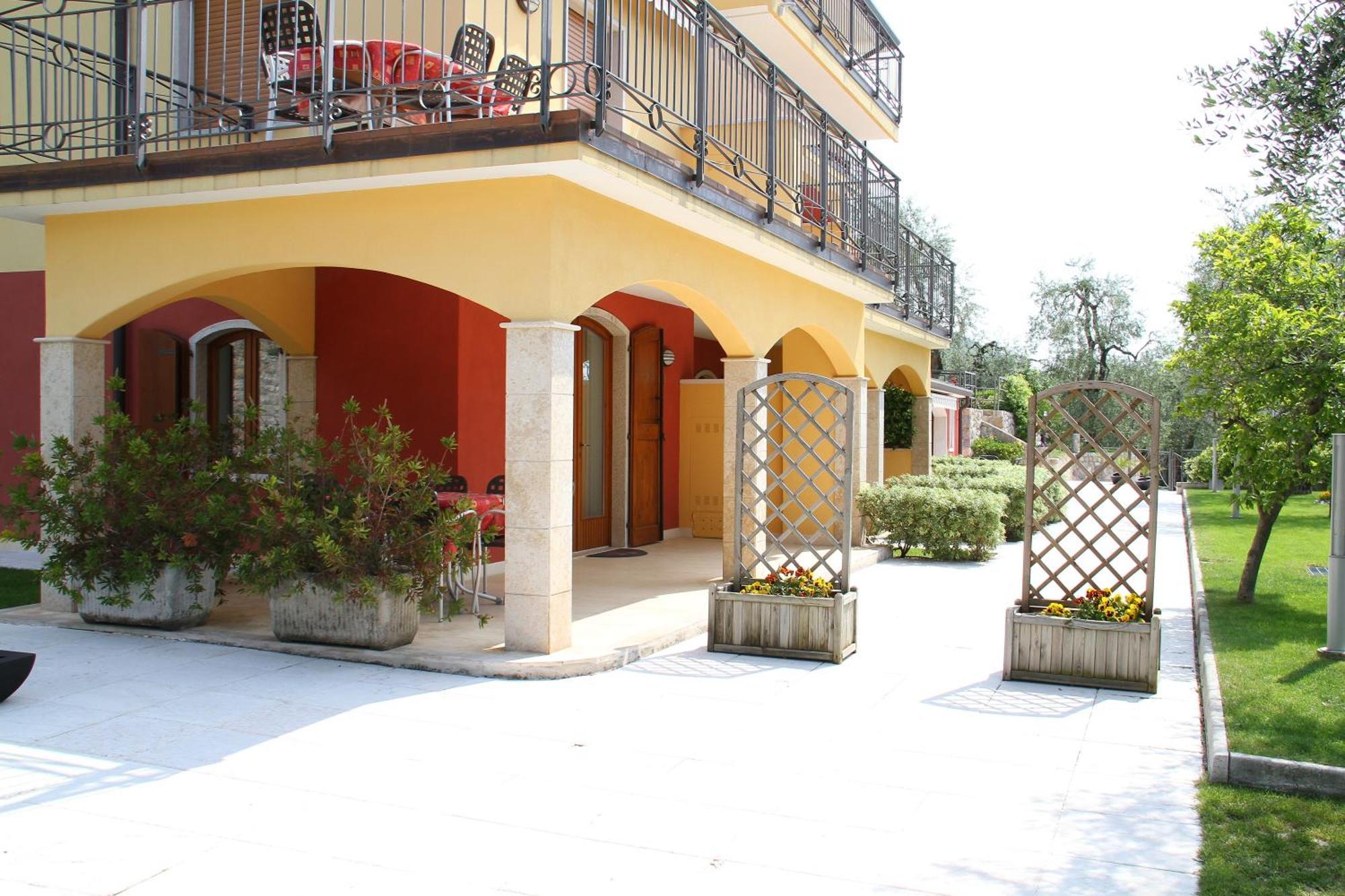 Villa Due Leoni - Residence Бренцоне-суль-Гарда Екстер'єр фото