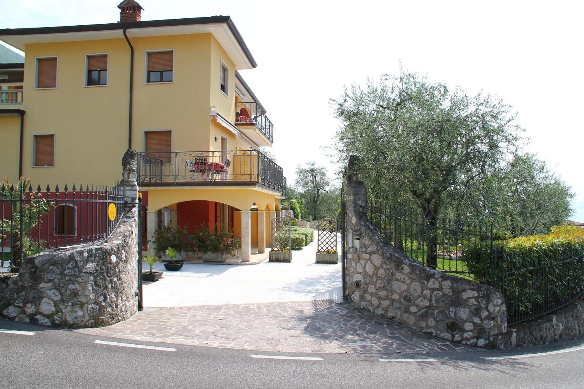 Villa Due Leoni - Residence Бренцоне-суль-Гарда Екстер'єр фото