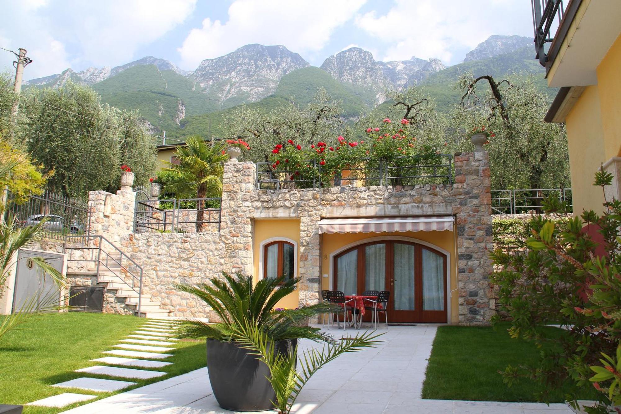 Villa Due Leoni - Residence Бренцоне-суль-Гарда Екстер'єр фото