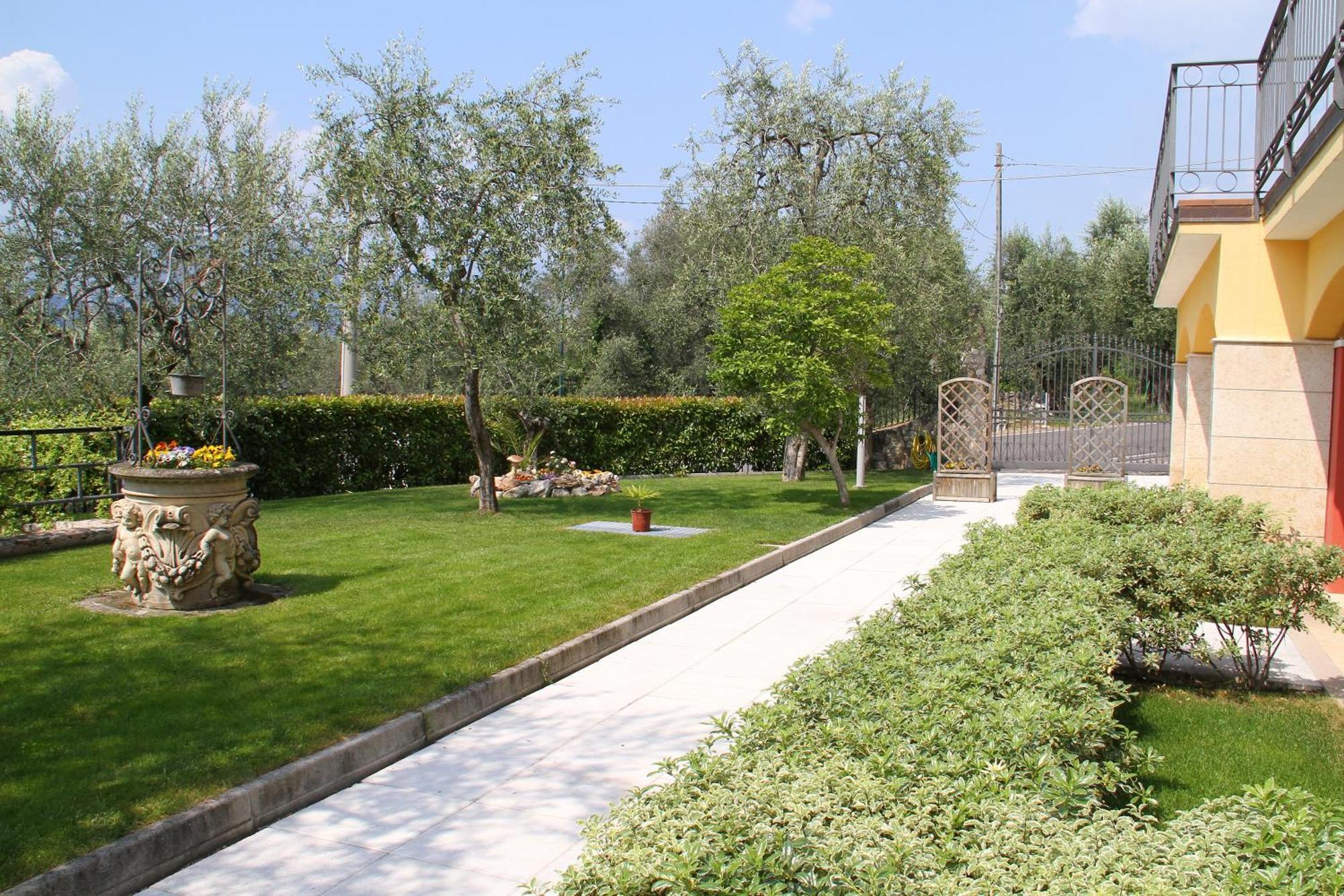 Villa Due Leoni - Residence Бренцоне-суль-Гарда Екстер'єр фото