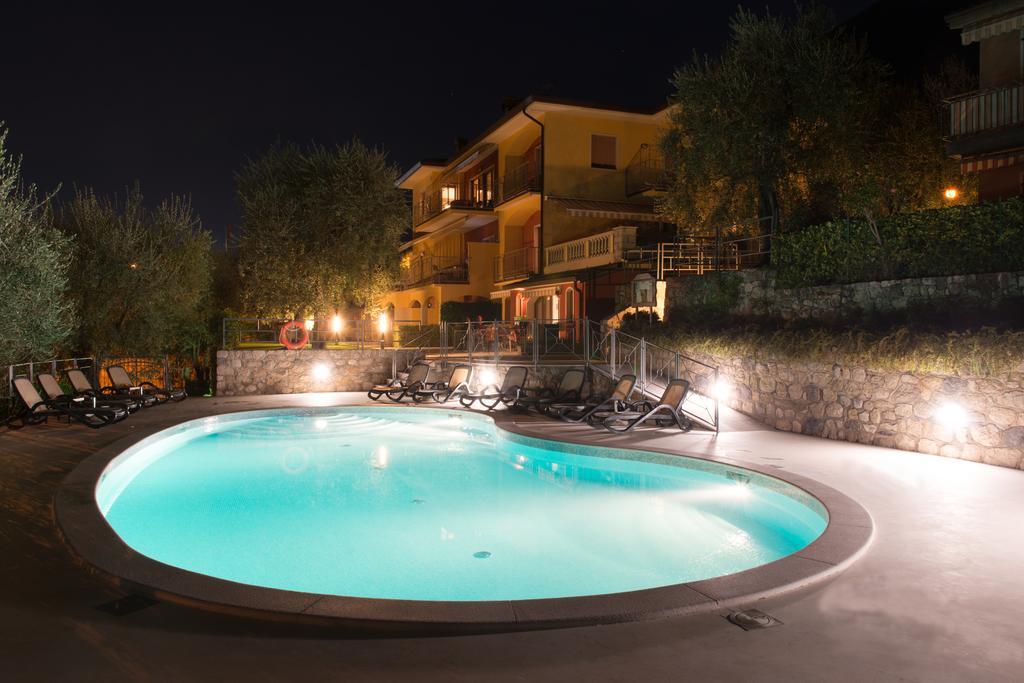 Villa Due Leoni - Residence Бренцоне-суль-Гарда Екстер'єр фото