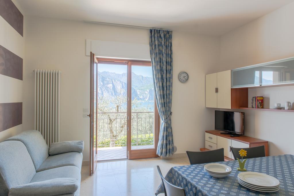 Villa Due Leoni - Residence Бренцоне-суль-Гарда Екстер'єр фото