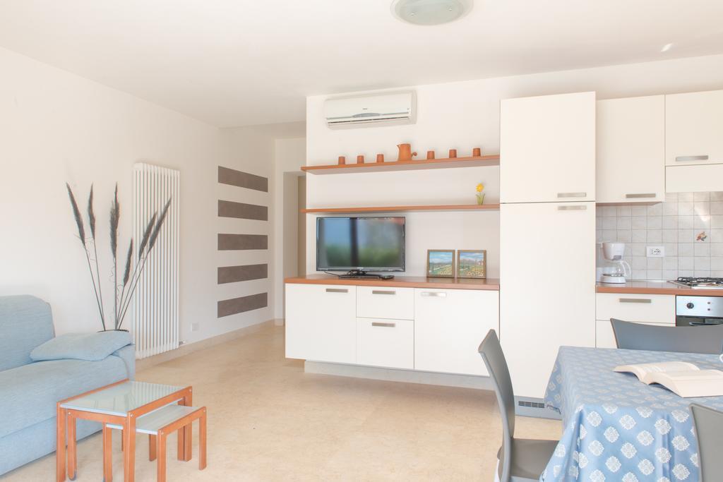 Villa Due Leoni - Residence Бренцоне-суль-Гарда Екстер'єр фото