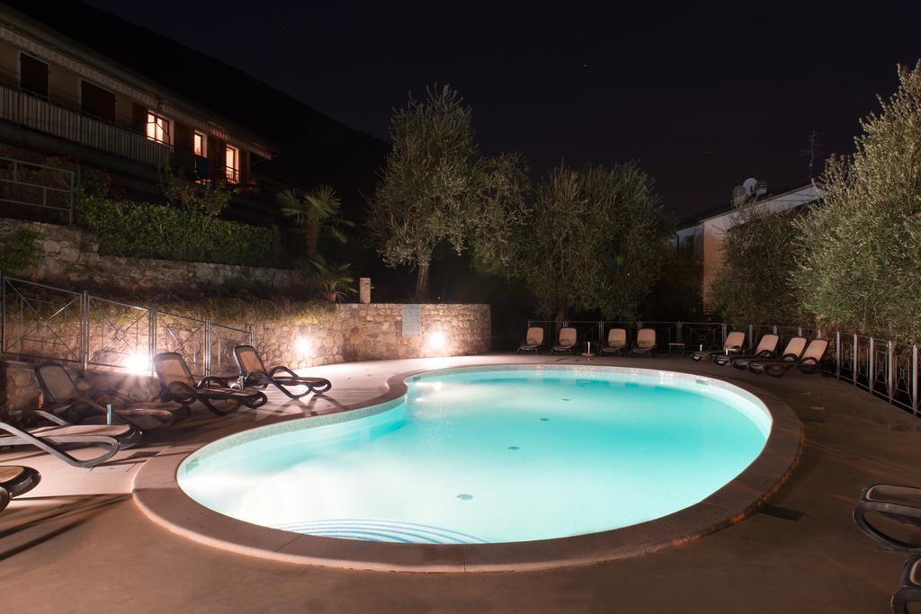 Villa Due Leoni - Residence Бренцоне-суль-Гарда Екстер'єр фото