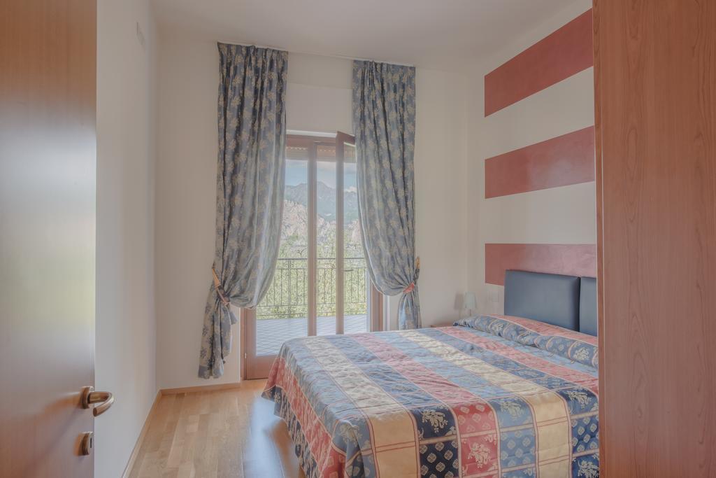 Villa Due Leoni - Residence Бренцоне-суль-Гарда Екстер'єр фото