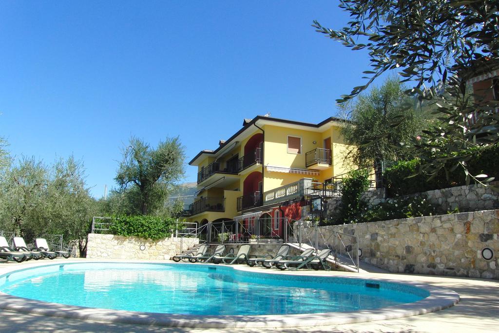 Villa Due Leoni - Residence Бренцоне-суль-Гарда Екстер'єр фото